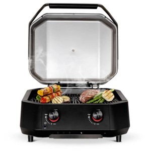 Grill a gas Cozze G-50 nero con coperchio aperto e cibo grigliato.