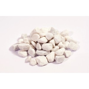 Tas de gravier de marbre blanc, 15-25 mm, pour l'aménagement paysager décoratif.