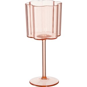 Verre à vin rose en acrylique avec texture côtelée et bord en forme de fleur. Design moderne pour occasions spéciales.