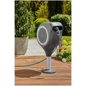 Gardena RollUp S box per tubo da terrazza con tubo da 15 m su terrazza in legno.