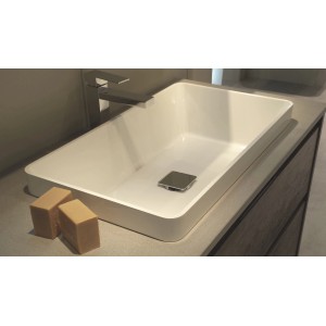 Vasque à encastrer blanche en fonte minérale, 58x32cm, dans une salle de bain moderne.