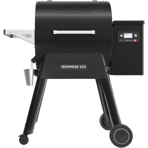 Barbecue à pellets de bois Traeger Ironwood 650 noir avec écran digital et étagère.