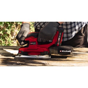 Ponceuse excentrique Einhell ponçant du bois. Jeu de feuilles abrasives pour surfaces lisses.