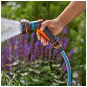 Gardena multi-spruzzatore in set con raccordo per tubo in azione.