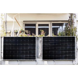 Technaxx Solar-Balkonkraftwerk TX-220 (600W) am Balkon montiert.