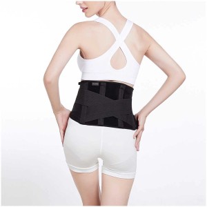 Cintura riscaldante per la schiena Stylies nera indossata da una donna. Accessorio per il bagno per alleviare il mal di schiena.
