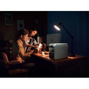 Powerstation Ecoflow Delta 3 grise (1024 Wh) utilisée sur un bureau.
