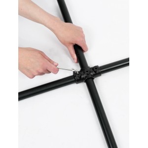 Assemblage d'une pièce en croix noire mate (Ø 2,7 cm) pour tubes en acier avec une clé Allen.