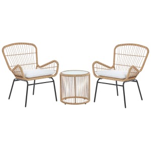 Set bistro Beliani Labico marrone chiaro: 2 sedie in rattan con cuscini e tavolo rotondo con piano in vetro.