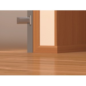 Cornière d'angle en plastique blanc (20x20 mm) présentée comme finition de sol sur une porte.