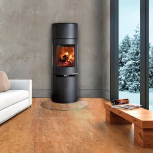 Poêle à bois Aduro 9.7 noir avec Tronic, 6 kW, acier, classe énergétique A+ dans salon.