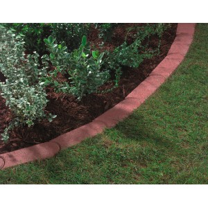 Bordure de tonte "Mini" rouge en béton, délimitant une pelouse et un parterre de fleurs dans un jardin.