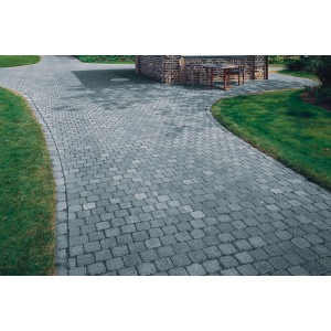 Pavés en béton Etrusco posés, nuancés anthracite, tambourinés, 14x14x5 cm, pour allées et entrées de garage.