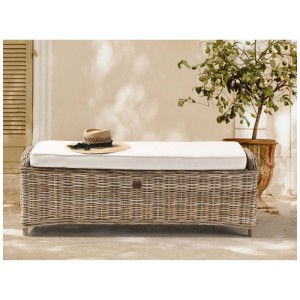 Ottomane de jardin Susua en rotin naturel avec coussin blanc sur terrasse.