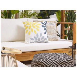 Beliani Gartenkissen Riale 2er-Set mit gelb-grauem Blumenmuster auf weißem Sofa für Innen- & Aussenbereich.