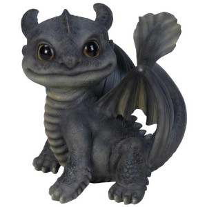 Sitzender, grauer Vivid Arts Drache mit Fächerschwanz als Gartendeko.