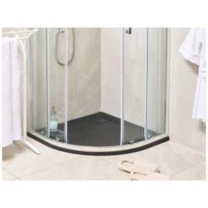 Receveur de douche Beliani Paron noir mat, triangulaire, aspect pierre naturelle. Bac de douche plat en plastique avec bonde.
