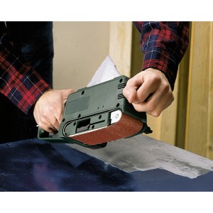 Bande abrasive LUX (65x410, grain 40) en utilisation sur du bois. Accessoire pour ponceuses à bande.