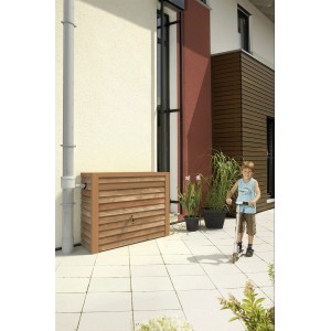 Serbatoio da parete per acqua piovana Garantia Woody 350 l Lightwood effetto legno davanti a muro di casa con bambino su monopattino.