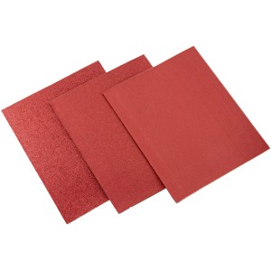 Lot de 20 feuilles de papier abrasif de différents grains pour le travail du bois.