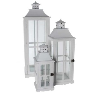 Lanternes décoratives en bois blanc de différentes tailles. Décoration chaleureuse pour intérieur et extérieur.