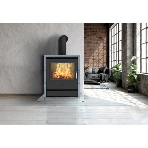 Cuisinière noire Fireplace en stéatite 9,5 kW avec feu dans la chambre de combustion devant un décor de salon.