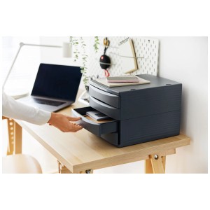 Rotho Bürobox Quadra mit 4 Schüben auf Schreibtisch, eine Schublade geöffnet.