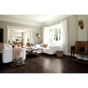 Soggiorno con pavimento laminato Egger Home Classic EHL169 Rovere Everett Marrone