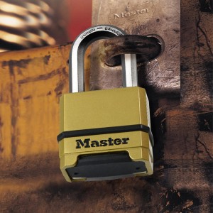 Messingfarbenes Master Lock Excell M115EURDLF Kombinations-Vorhängeschloss mit Zahlencode.