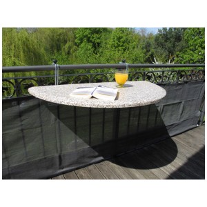 Revêtement de balcon anthracite comme écran d'intimité sur la balustrade du balcon.
