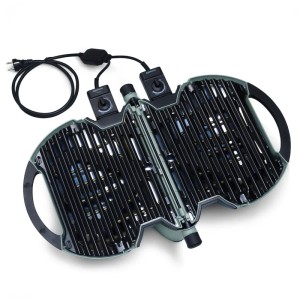 Nomadiq E-BBQ grill elettrico color cemento, aperto. Grill compatto e portatile con due zone di cottura.
