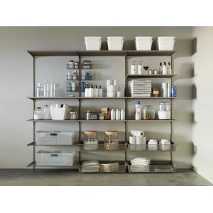 Système d'étagères avec paniers métalliques en fil de fer (blanc-alu) pour le rangement dans la buanderie ou l'atelier.