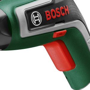 Dettaglio: Avvitatore a batteria Bosch IXO 7 verde con interruttore e impugnatura rossi.