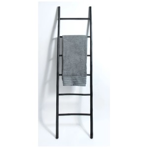 Scala portasciugamani MSV Tilda in bambù nero con 6 gradini e asciugamano grigio.