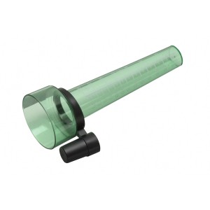 Pluviomètre vert en plastique avec support pour mesurer les précipitations dans le jardin.