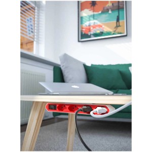 Allocacoc Powerbar Steckdosenleiste quer, 4xT13, weiss-rot, montiert unter Tisch mit angeschlossenen Geräten.