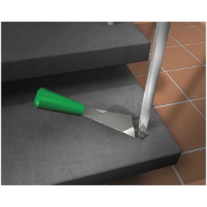 Anwendung von MEM Blitz-Mörtel mit Spachtel zum schnellen Ausbessern von Schäden.