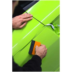 Applicazione della spatola Alcantara Steinel (set da 2) su un'auto verde neon.