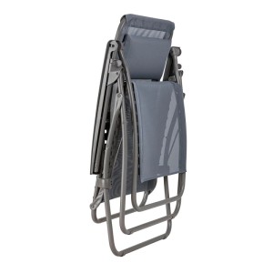 Sedia relax Lafuma Zen Edition grigia piegata con accessori.