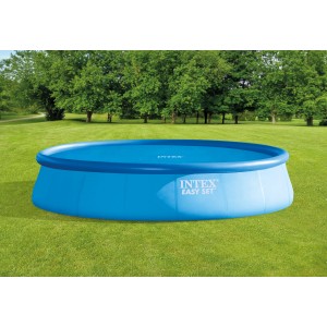 Piscine Intex Easy bleue avec bâche solaire Ø 549 cm dans le jardin.