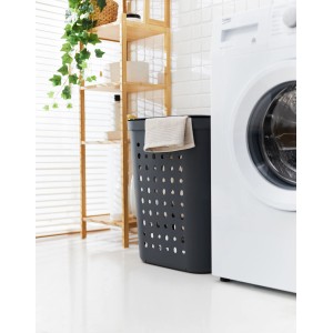 Cesto portabiancheria Rotho Jona antracite (55 l) con asciugamano in bagno.