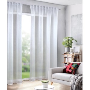 Sciarpa bianca con passanti "Neusser Collection Peking" (245x135 cm) alla finestra.