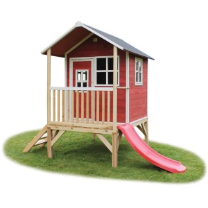 Maisonnette en bois rouge EXIT Loft 300 avec toboggan et échelle dans le jardin.