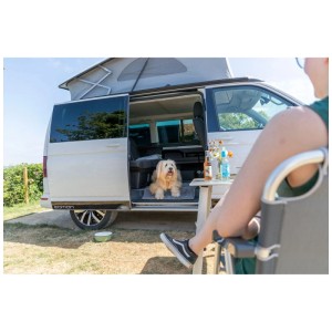 Tapis de sol gris imperméable 80x60cm dans un van VW avec un chien.
