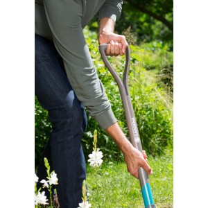 Jardinier utilisant une bêche Gardena NatureLine pour creuser dans le jardin.
