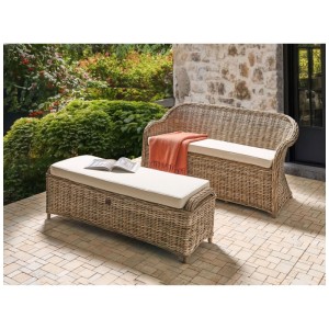 Banc de jardin en rotin Susua avec ottomane, coussins crème, plaid orange et livre sur terrasse. Set 2 pcs.