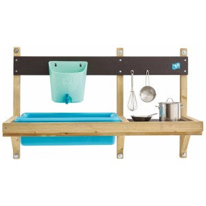 Cucina giocattolo da parete TP Toys in legno per esterni con contenitore acqua, pentole e frusta.