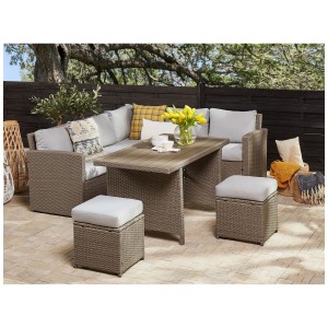 Beliani Ensemble lounge Bardi 5 places, rotin taupe avec coussins gris clair, comprenant canapé, table et tabourets.