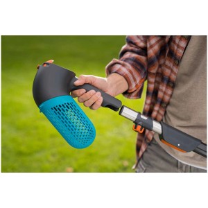 Set completo Gardena Combisystem raccoglifrutta con cesto di raccolta blu e manico telescopico.