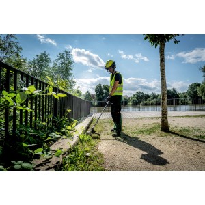 Homme travaillant dans le jardin avec le coupe-bordures sans fil Metabo FSD 36-18 LTX BL 40.